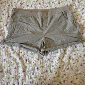 FURY Cream Stylish Tan Cargo Shorts for Women size 2X